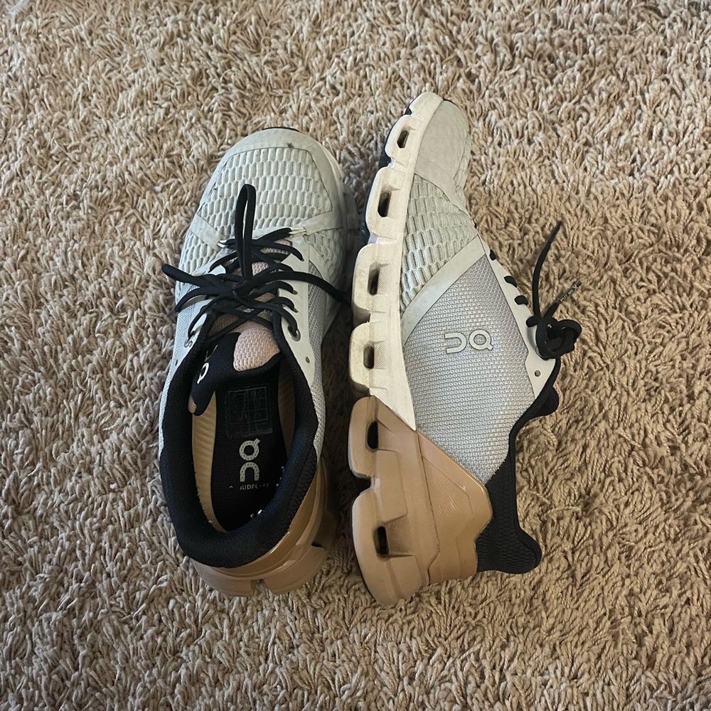 On Cloud tennis shoes Womens